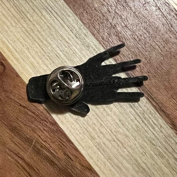 Scissor Hands Metal Pin - Picture 2 of 2